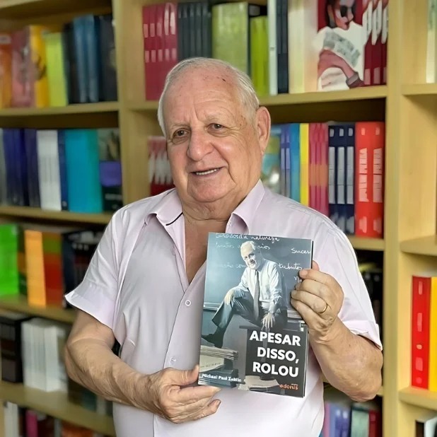 Michael com o livro - Apesar disso rolou - Michael Paul Zeitlin 20240118